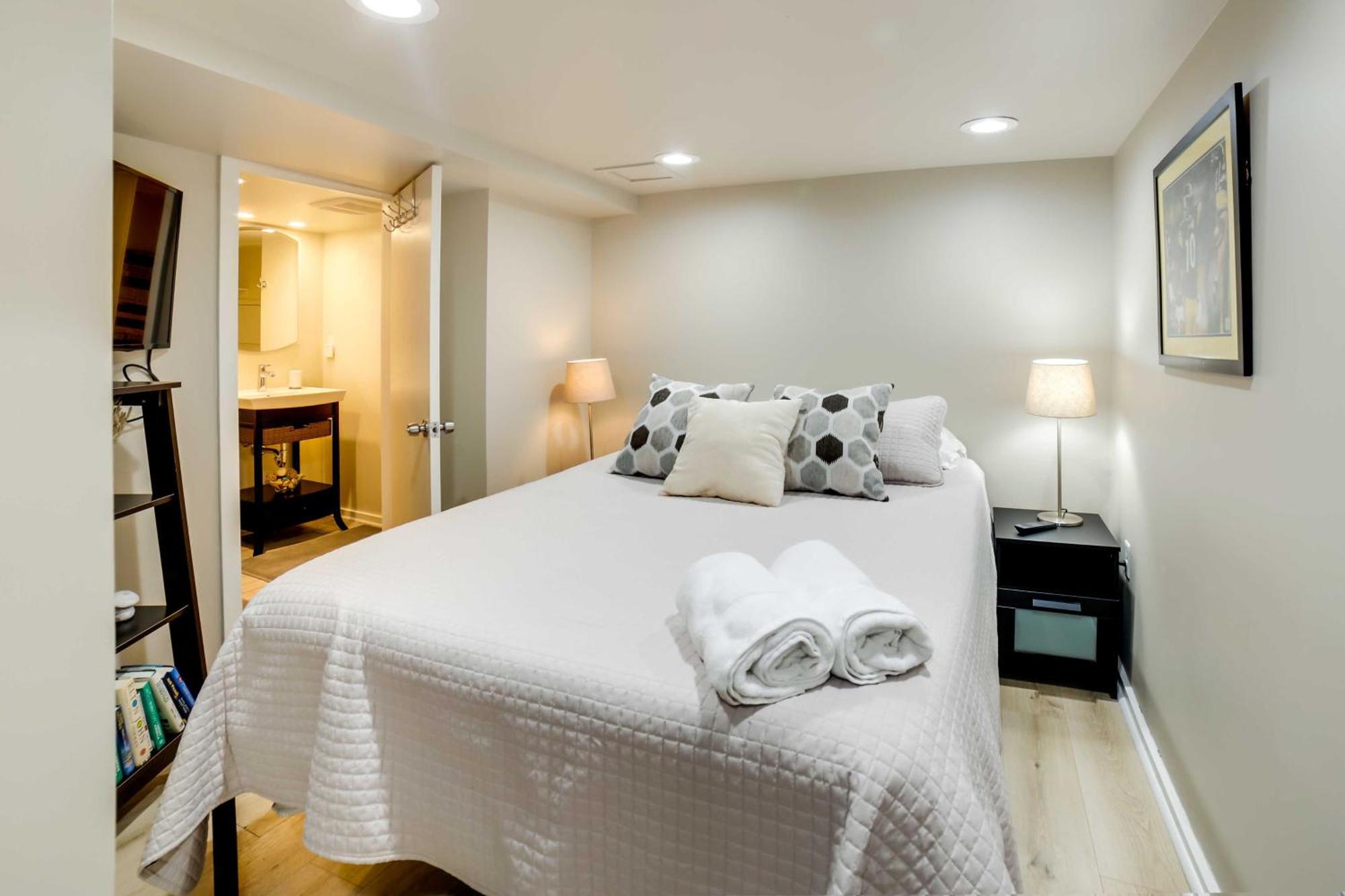 Holiday home Shadyside House - 100 Feet To Walnut Street!